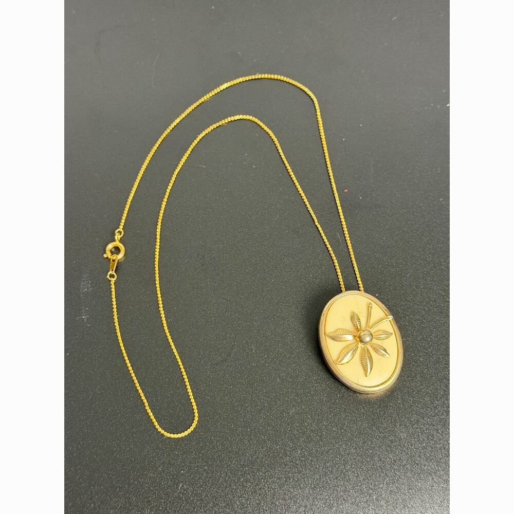 Vintage Sarah Coventry Oval Floral Pendant Necklace Gold Tone Cream 1970s - Picture 2 of 4